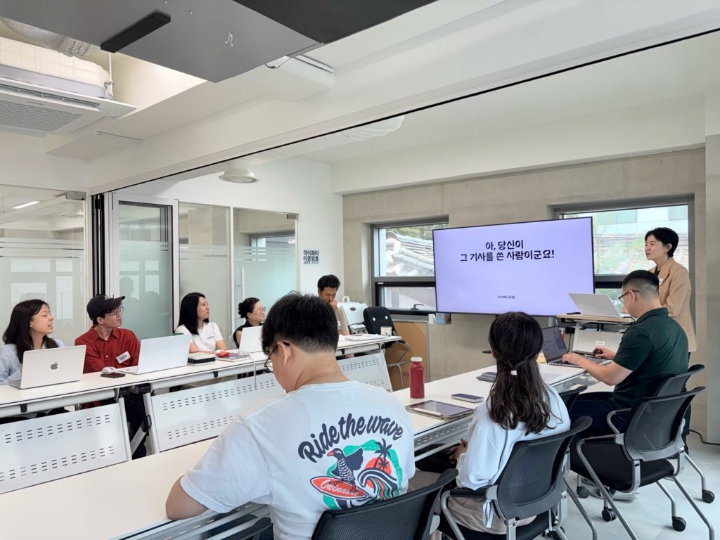 사진설명: 2025년 6월 27일 녹색전환연구소 회의실에서 선정된 5개 언론사 언론인을 대상으로 진행된 한 워크숍에서 시사인 김다인 기자가 발표를 하고 있다. 워크숍에서는 ▲기후정책의 필요성 ▲지역언론의 역할 ▲데이터 저널리즘 등에 대한 특강과 언론사별 취재계획안에 대한 종합적인 토론이 이루어졌다.